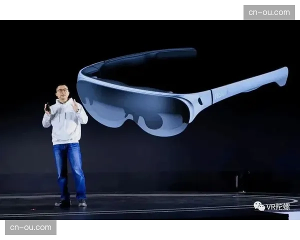 伤病球员通过虚拟现实设备远程接入球队战术会议，实现“在场”参与