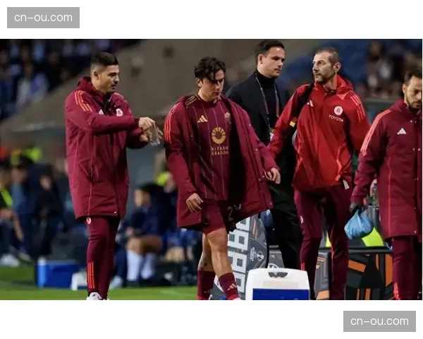 特写：伤停补时绝杀后，迪巴拉冲向客队看台与罗马球迷共同庆祝