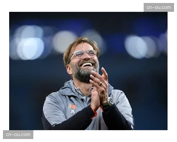 铃鹿赛道看台致敬，日本车迷高举“Thank You, Tsunoda”标语牌